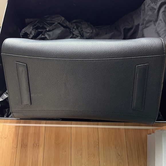 Givenchy Medium Antigona Handbag in Black - Picture 3 of 8